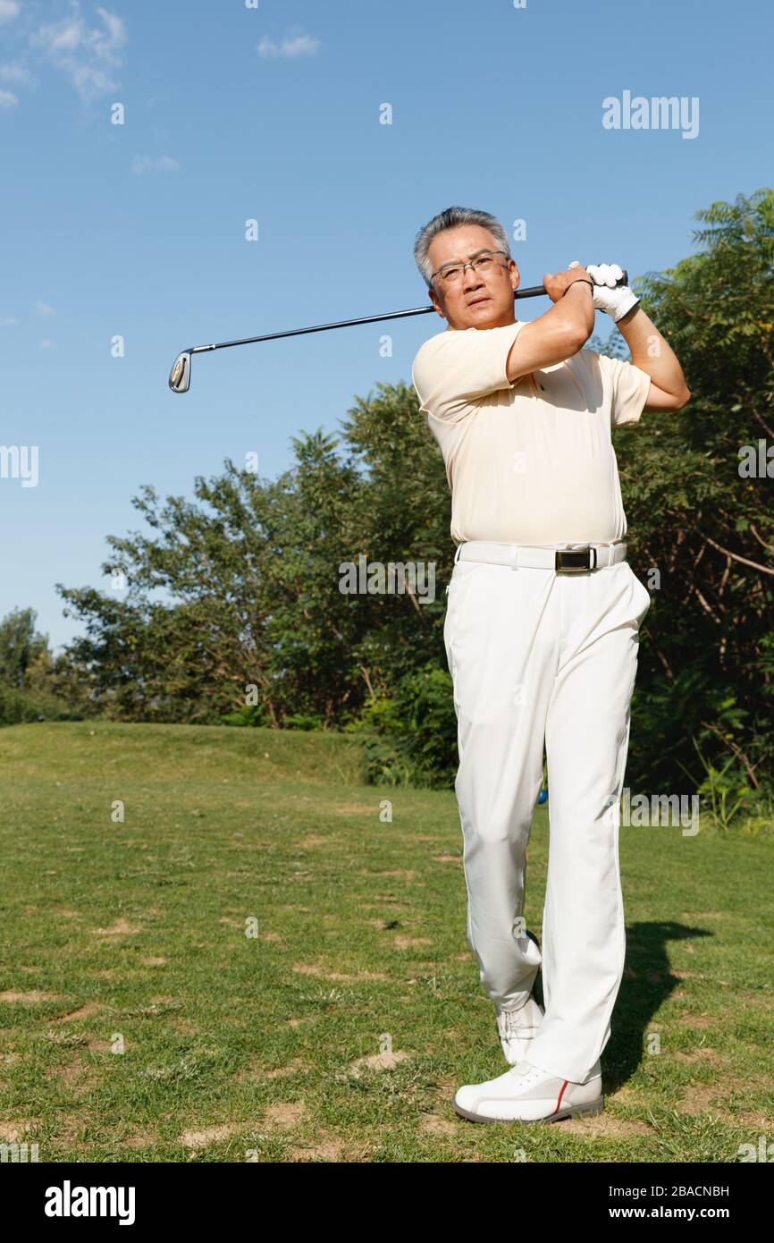 Les personnes âgées dans le parcours de golf pour jouer au golf Banque D'Images
