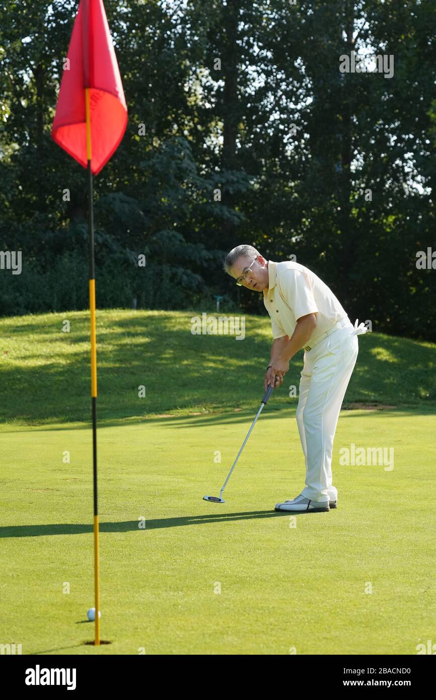 Les personnes âgées dans le parcours de golf pour jouer au golf Banque D'Images