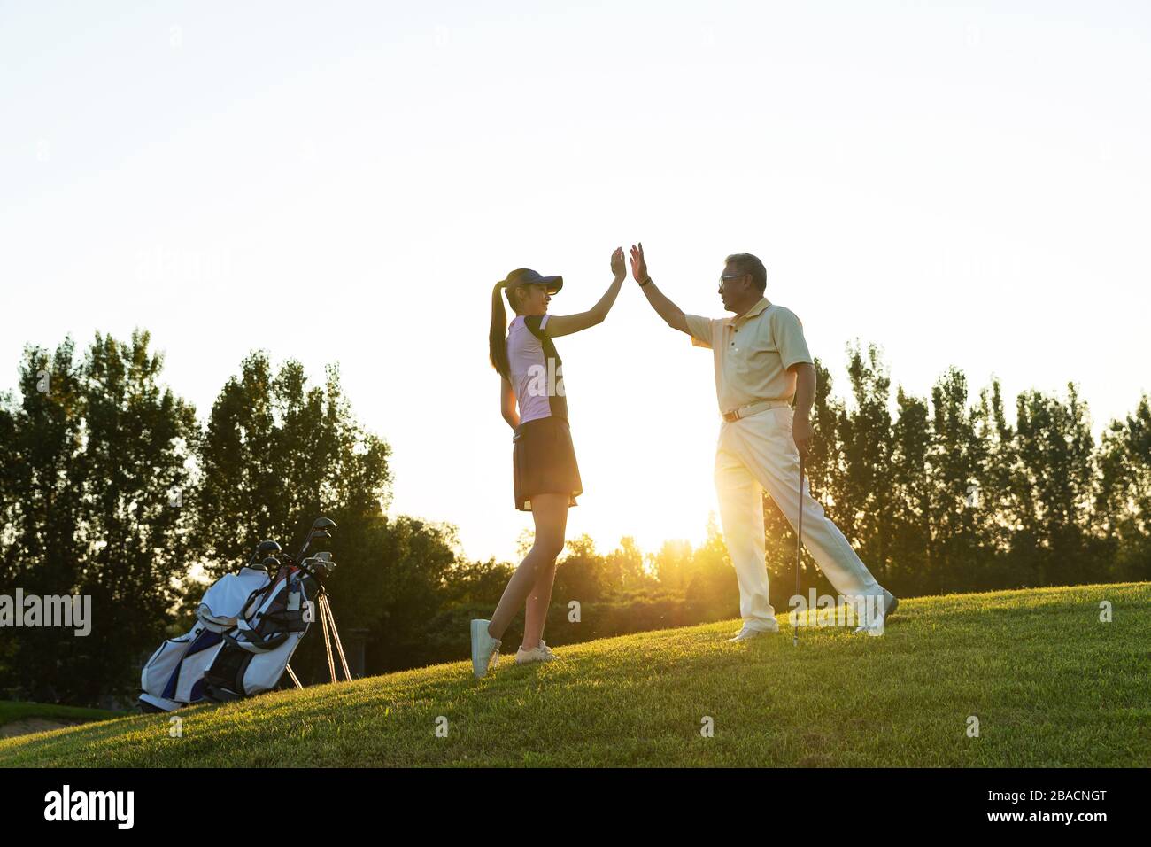 Les jeunes femmes et les personnes âgées pour jouer au golf Banque D'Images