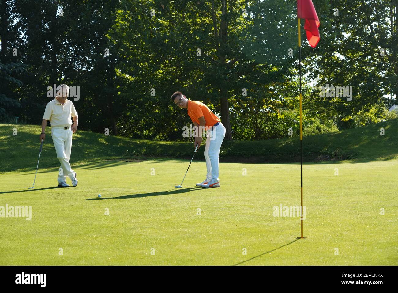 Jeune et vieux pour jouer au golf Banque D'Images