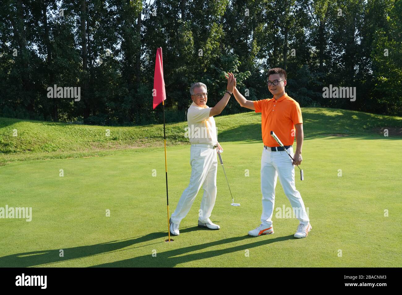 Jeune et vieux pour jouer au golf Banque D'Images
