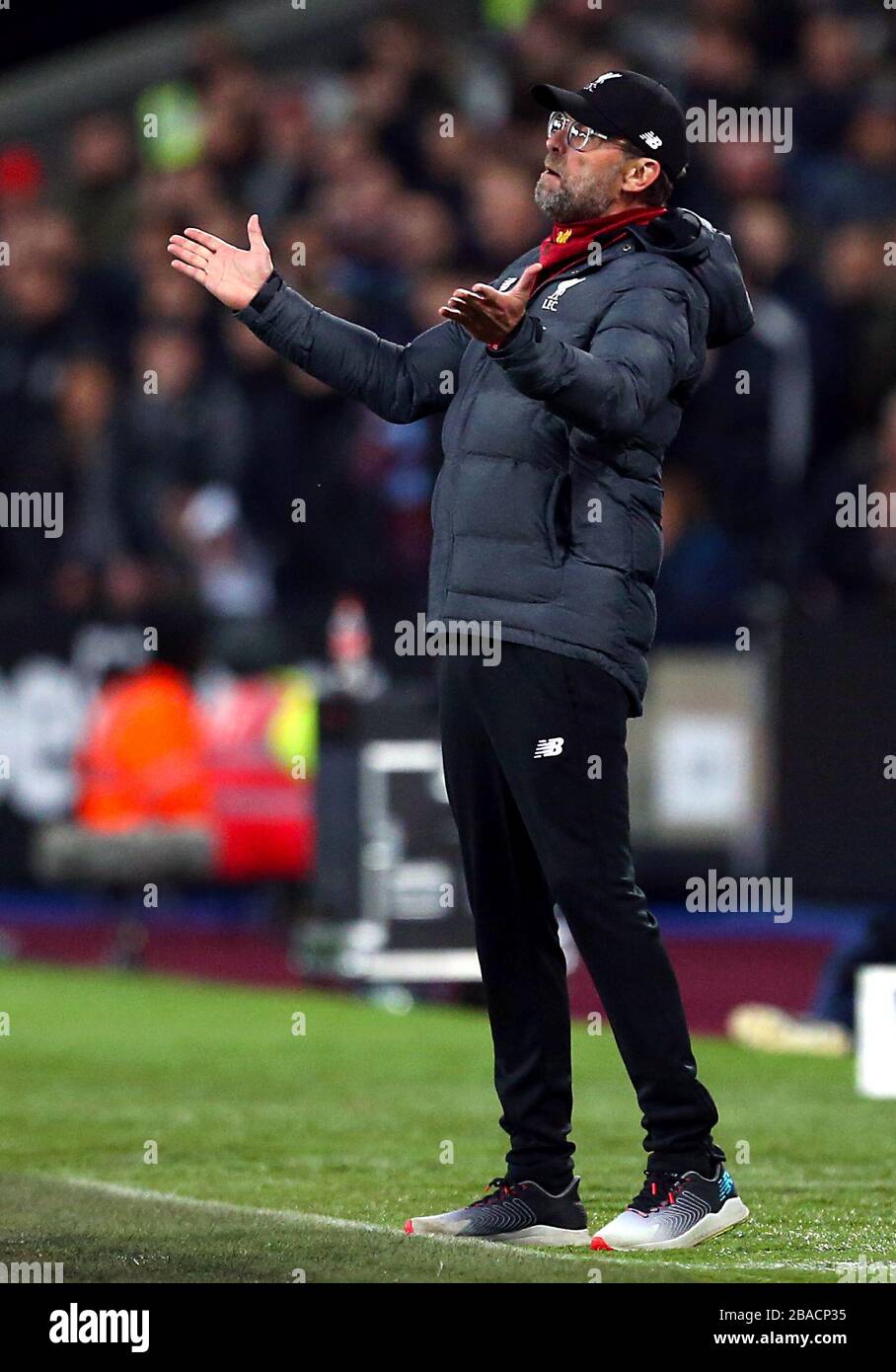 Manager de Liverpool Jurgen Klopp des gestes sur la ligne de touche Banque D'Images