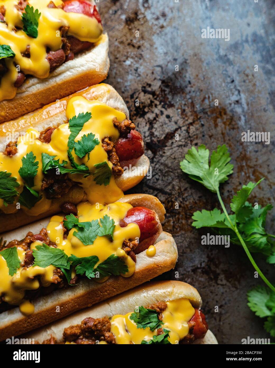 Gros plan vertical grand angle de délicieux hot dogs avec sauce moutarde jaune Banque D'Images