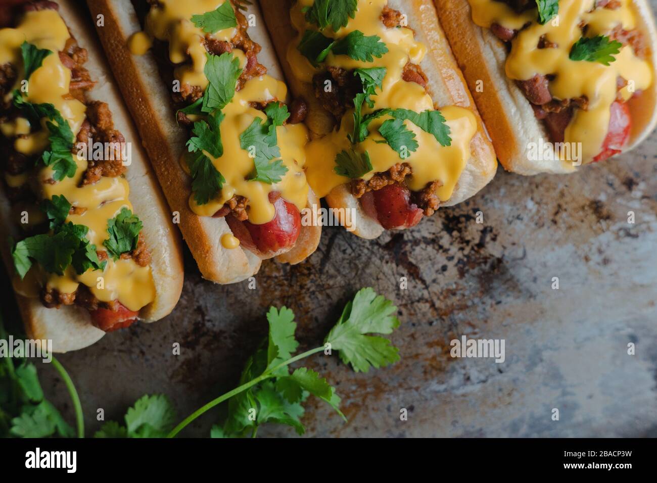 Gros plan en grand angle de délicieux hot dogs jaunes sauce moutarde Banque D'Images