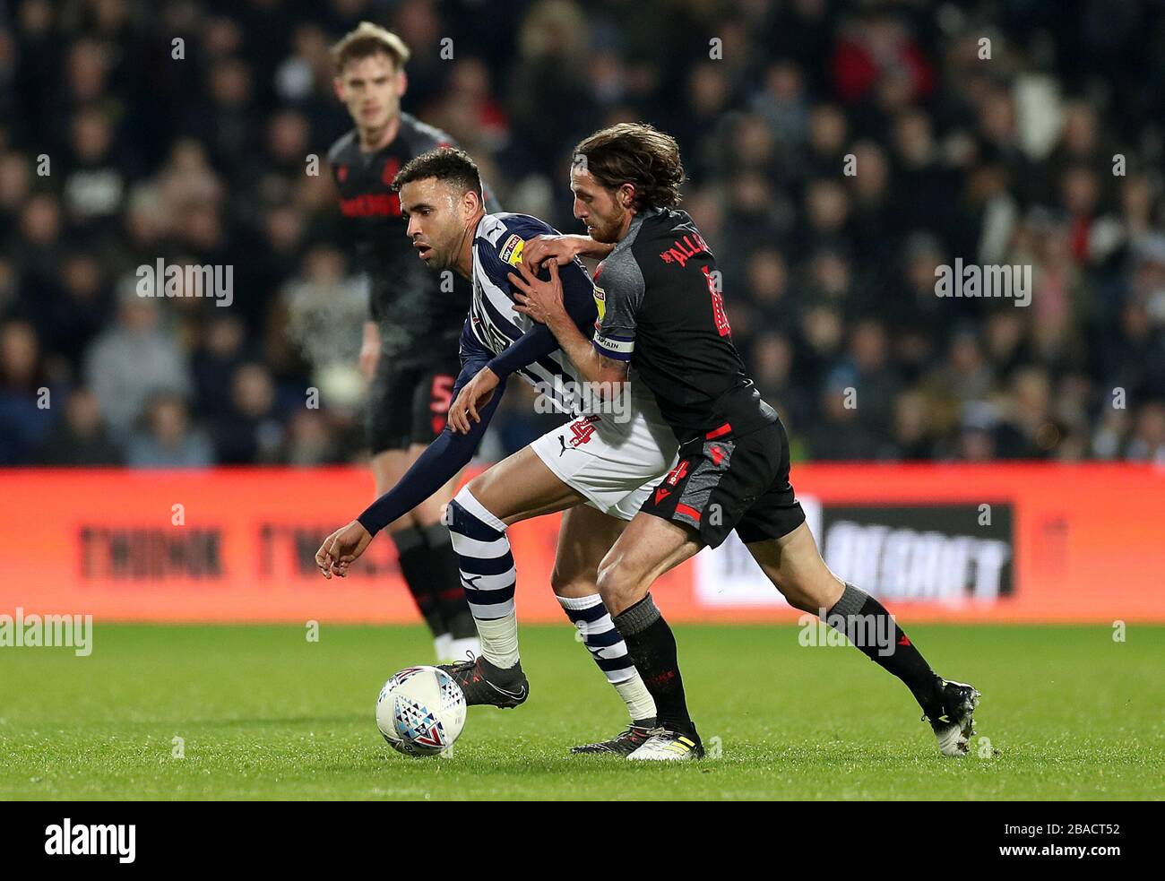 West Bromwich Albion's Hal Robson-Kanu (à gauche) et Joe Allen de Stoke City pour la balle Banque D'Images