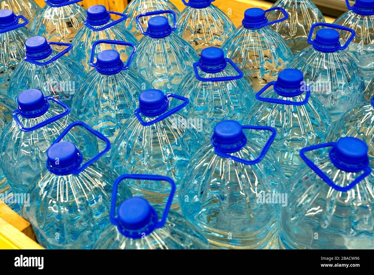 Stock d'eau potable en bouteille. Bouteilles d'eau potable dans un magasin. Bouteilles d'eau en plastique de fête Banque D'Images