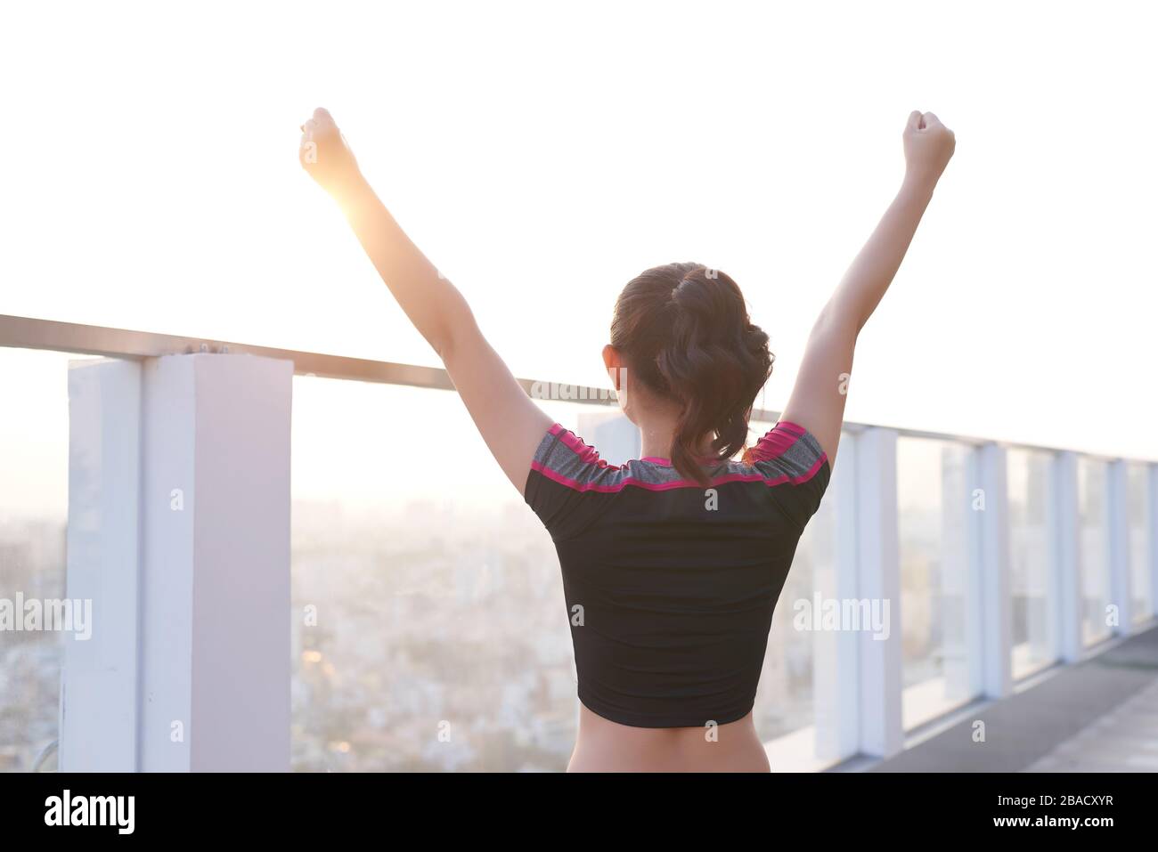 Femme sportive qui étire ses bras le matin. Banque D'Images