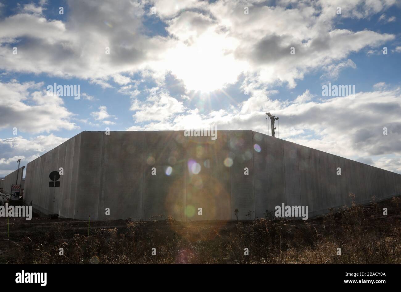 05 février 2020, Saxe, Zwickau : un mur de béton de six mètres de haut enferme le site de la future prison de deux pays à Zwickau-Marienthal. La prison commune de Thuringe et de Saxe est en construction depuis l'été 2019 et devrait être achevée fin 2023. La construction était initialement prévue pour 2017, mais elle devrait déjà être en service d'ici à présent. Toutefois, la démolition de vieilles fondations sur le site des travaux de réparation de l'ancien chemin de fer et la recherche futile d'un entrepreneur général avaient retardé la planification. Les coûts sont passés de 150 à 174 millions d'euros. O Banque D'Images