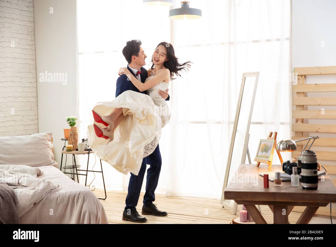 Un mari heureux avec sa femme dans la chambre Banque D'Images