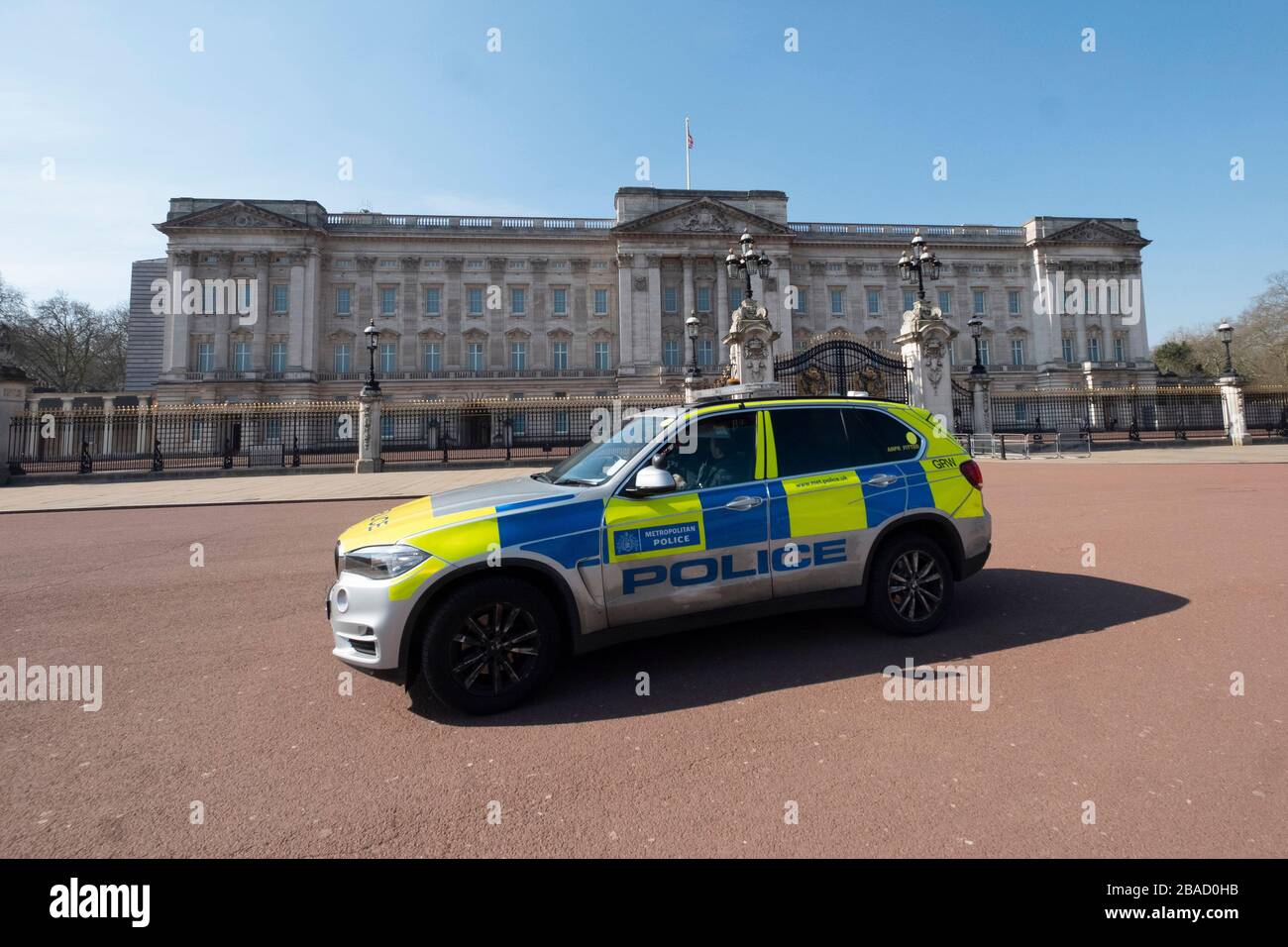 Londres, Royaume-Uni. 26 mars 2020. Une voiture de police passe devant le palais de Buckingham à Londres, en Grande-Bretagne, le 26 mars 2020. Le gouvernement britannique a déclaré jeudi que le nombre de cas confirmés de COVID-19 dans le pays était passé à 11 658, les décès d'une journée ayant atteint 100 pour la première fois depuis l'apparition de la maladie. Crédit: Ray Tang/Xinhua/Alay Live News Banque D'Images