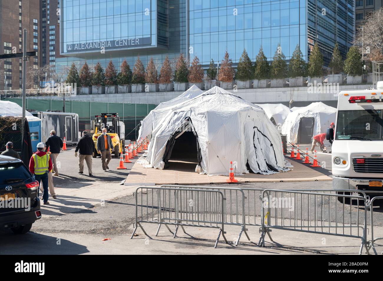 New York, États-Unis. 26 mars 2020. Les travailleurs construisent une morgue de fortune à l'extérieur de l'hôpital Bellevue de New York. L'éclosion de COVID-19 à New York a rapidement submergé les hôpitaux locaux de patients du coronavirus. Crédit: SOPA Images Limited/Alay Live News Banque D'Images