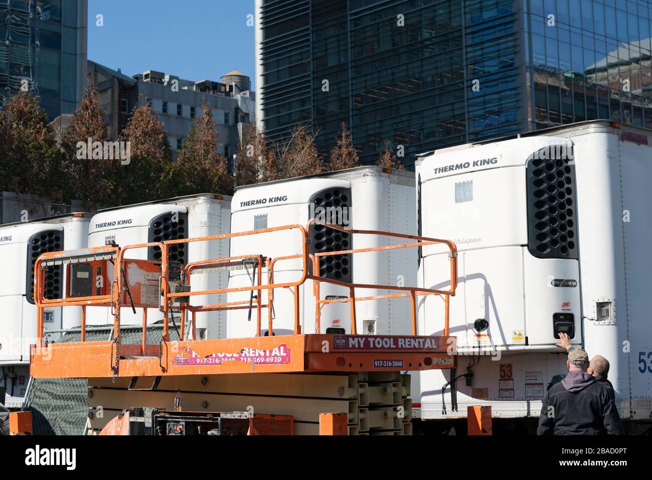 New York, États-Unis. 26 mars 2020. Les travailleurs construisent une morgue de fortune à l'extérieur de l'hôpital Bellevue de New York. L'éclosion de COVID-19 à New York a rapidement submergé les hôpitaux locaux de patients du coronavirus. Crédit: SOPA Images Limited/Alay Live News Banque D'Images