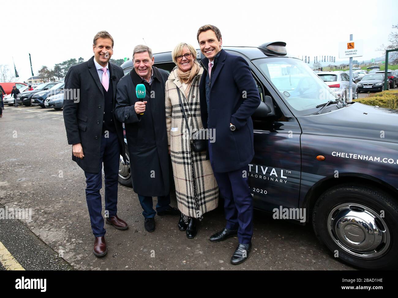 Ed Chamberlin et Ollie Jackson d'ITV lors d'un tournage dans un taxi de marque Cheltenham Festival pendant la fête des essais du festival à l'hippodrome de Cheltenham. Banque D'Images
