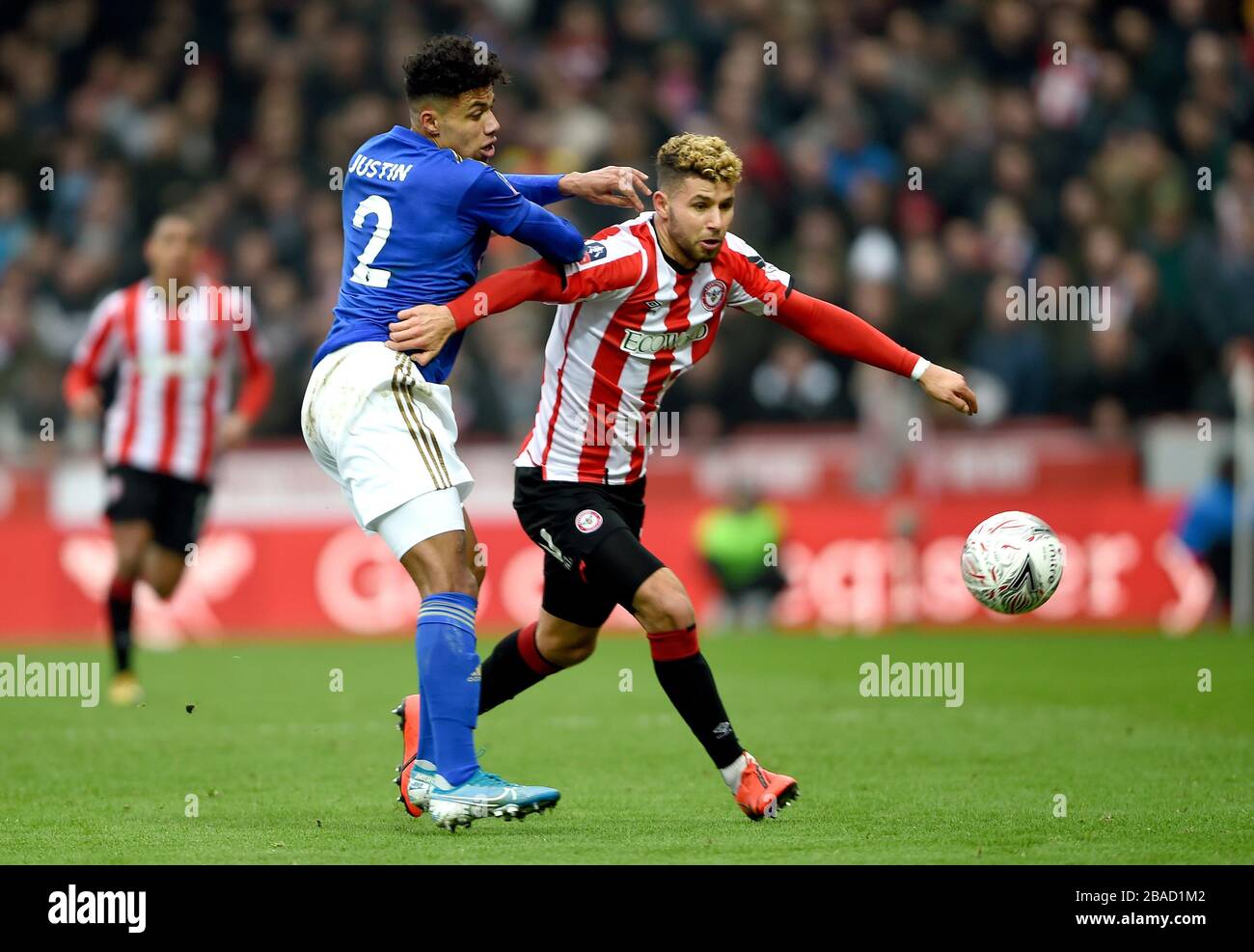 James Justin de Leicester City et Emiliano Marcondes de Brentford combattent le ballon Banque D'Images