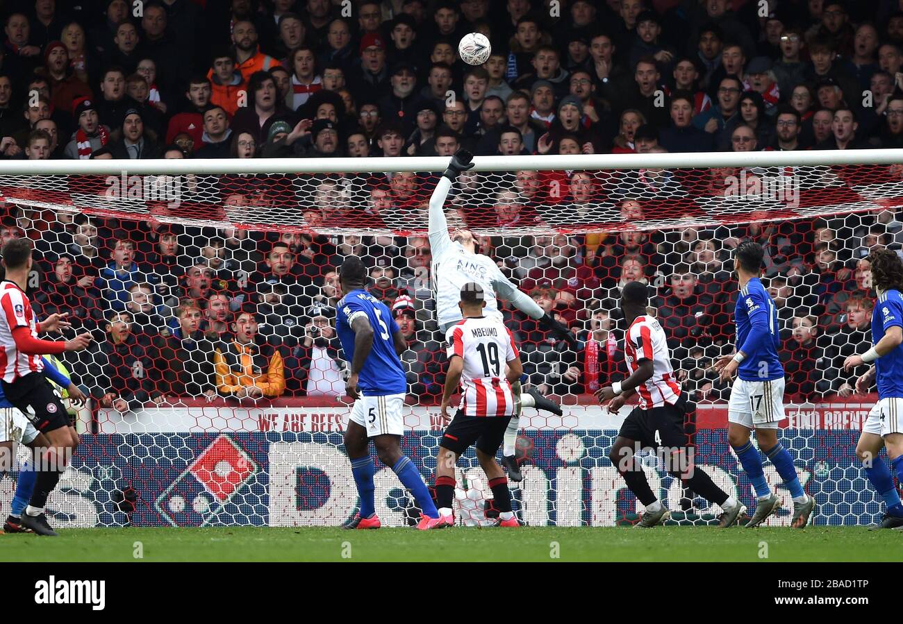 Le gardien de but de Leicester City Danny Ward (au centre) enregistre un tir sur le but Banque D'Images