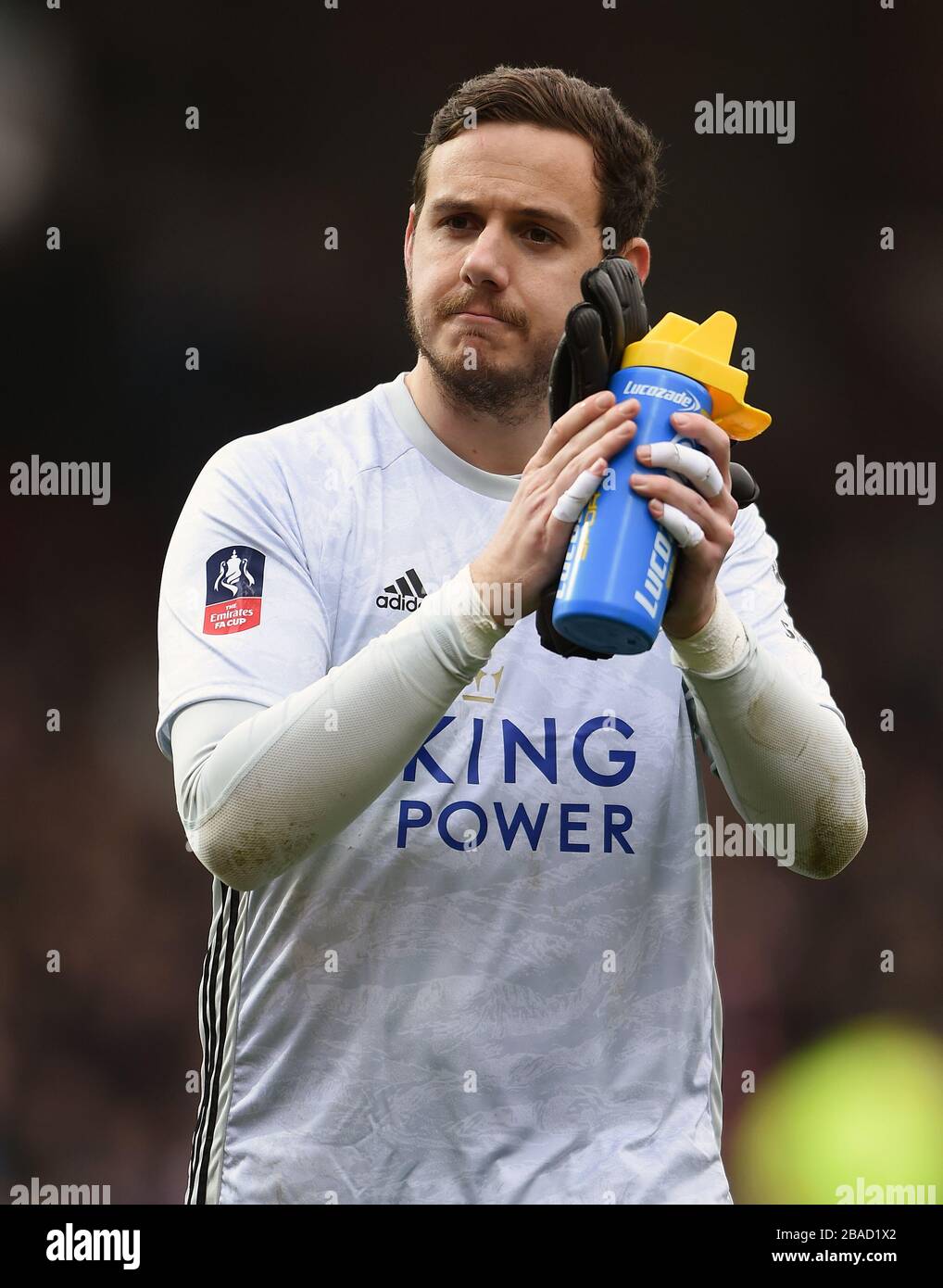 Danny Ward, gardien de but de Leicester City, applaudit les fans après le coup de sifflet final Banque D'Images