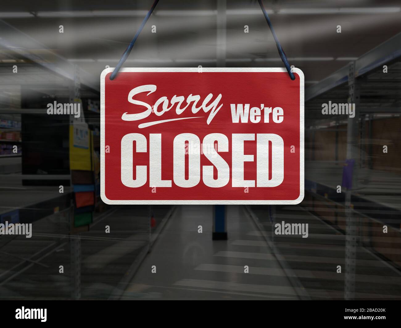 Concept commercial des étagères vides avec panneau « nous sommes fermés ». Banque D'Images