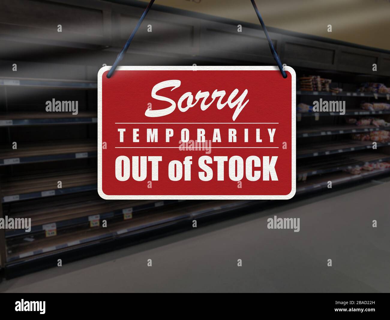 Concept commercial d'étagères vides avec panneau « Dérangement temporaire en rupture de stock ». Banque D'Images