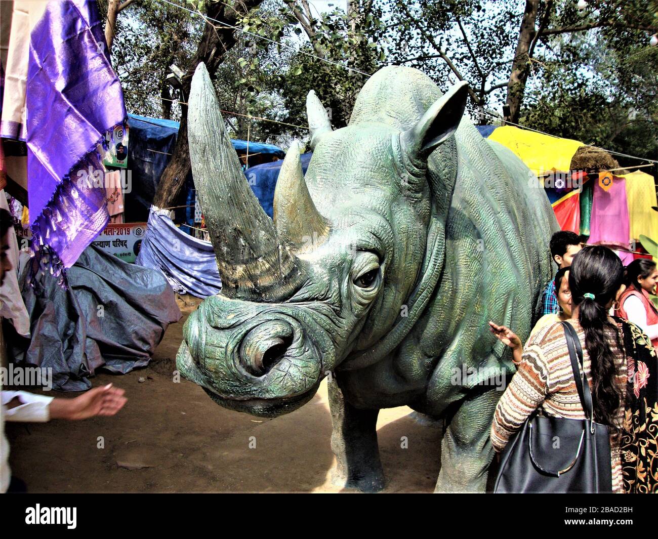 Réplique de deux rhinocéros à cheval au salon de l'artisanat de Surajkund, Faridabad, Inde Banque D'Images