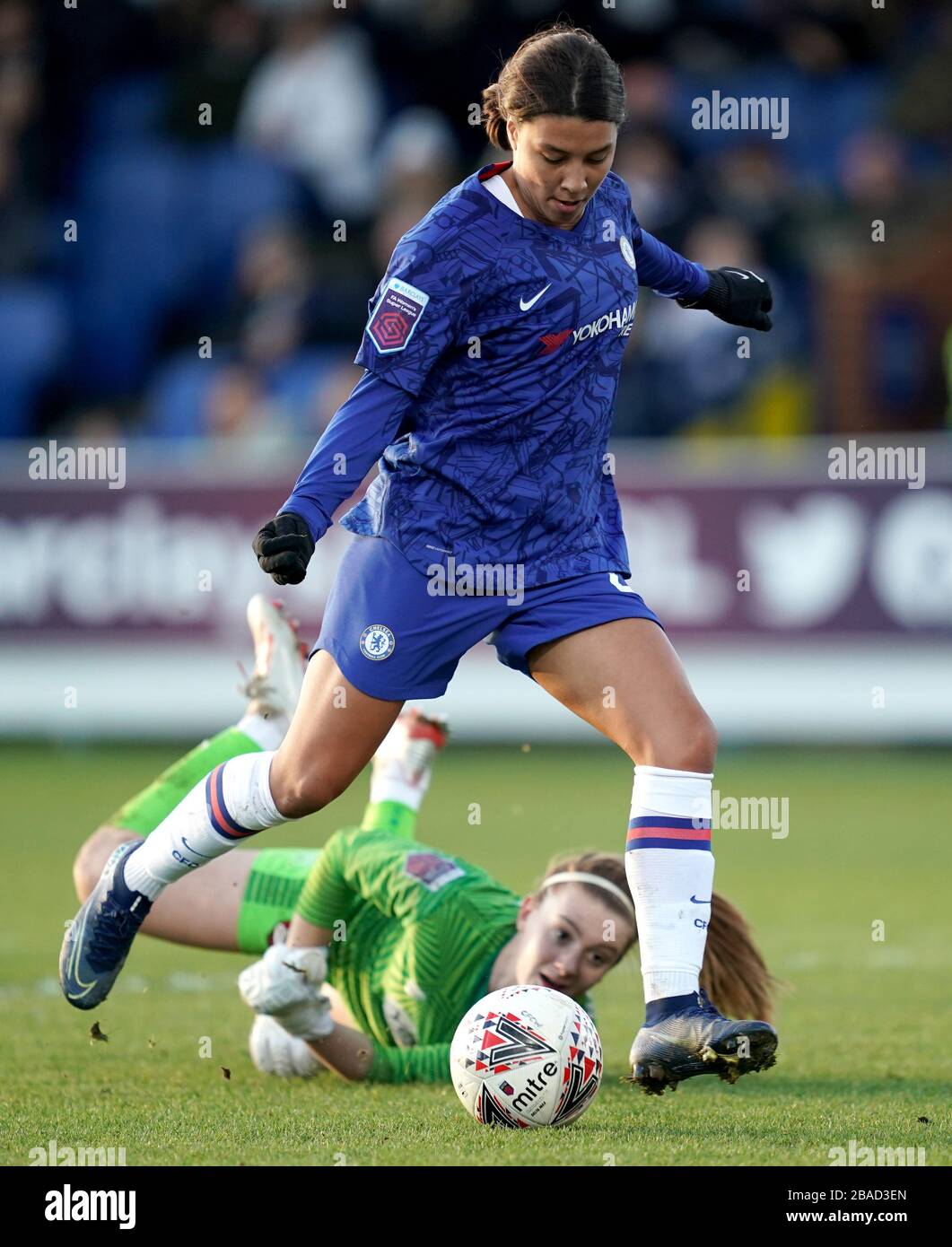 Sam Kerr, une femme de Chelsea, prend le ballon autour du gardien de but féminin de Bristol City, Sophie Baggaley, mais ne parvient pas à marquer Banque D'Images