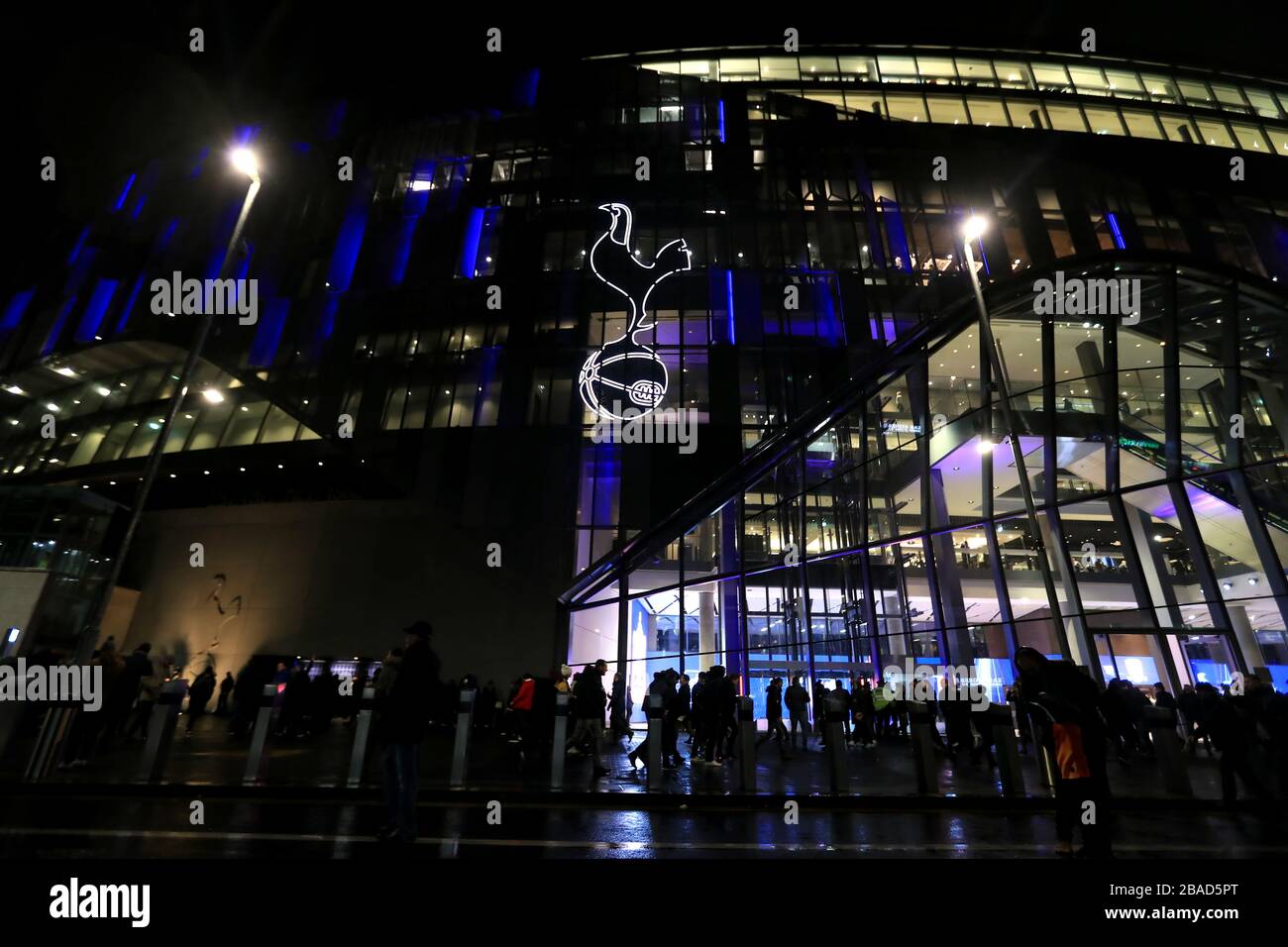 Les fans de Tottenham Hotspur et Middlesbrough sont à l'extérieur du sol Banque D'Images