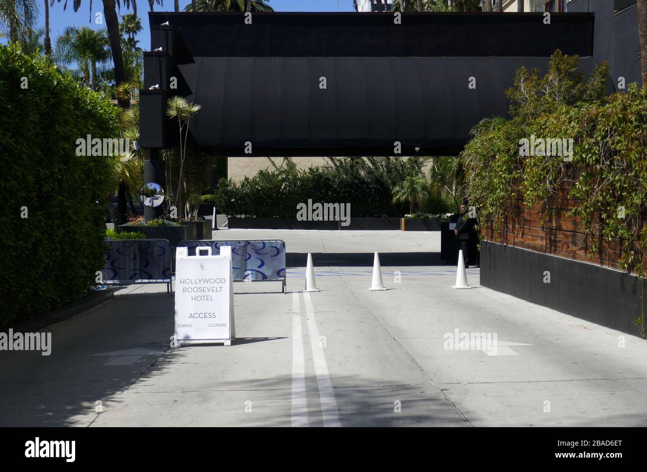 Los Angeles, Californie, États-Unis 26 mars 2020 une vue générale de l'atmosphère de Hollywood Roosevelt Hotel comme les gens pratiquent la distanciation sociale pendant le séjour à l'ordre du domicile le 26 mars 2020 à Los Angeles, Californie, États-Unis. Photo de Barry King/Alay stock photo Banque D'Images