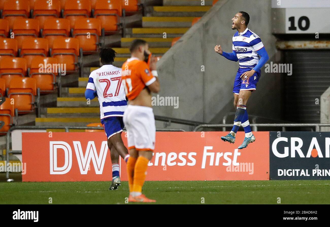 Jordan Obita, de Reading, célèbre le deuxième but de ses équipes contre Blackpool Banque D'Images