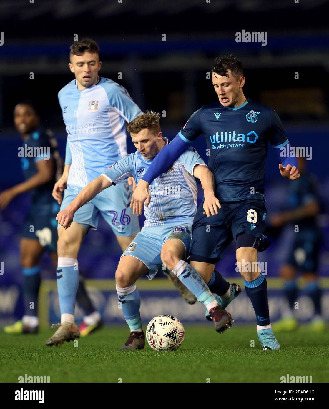 La bataille de Jamie Allen et Ollie Clarke de Bristol Rovers City pour la balle Banque D'Images