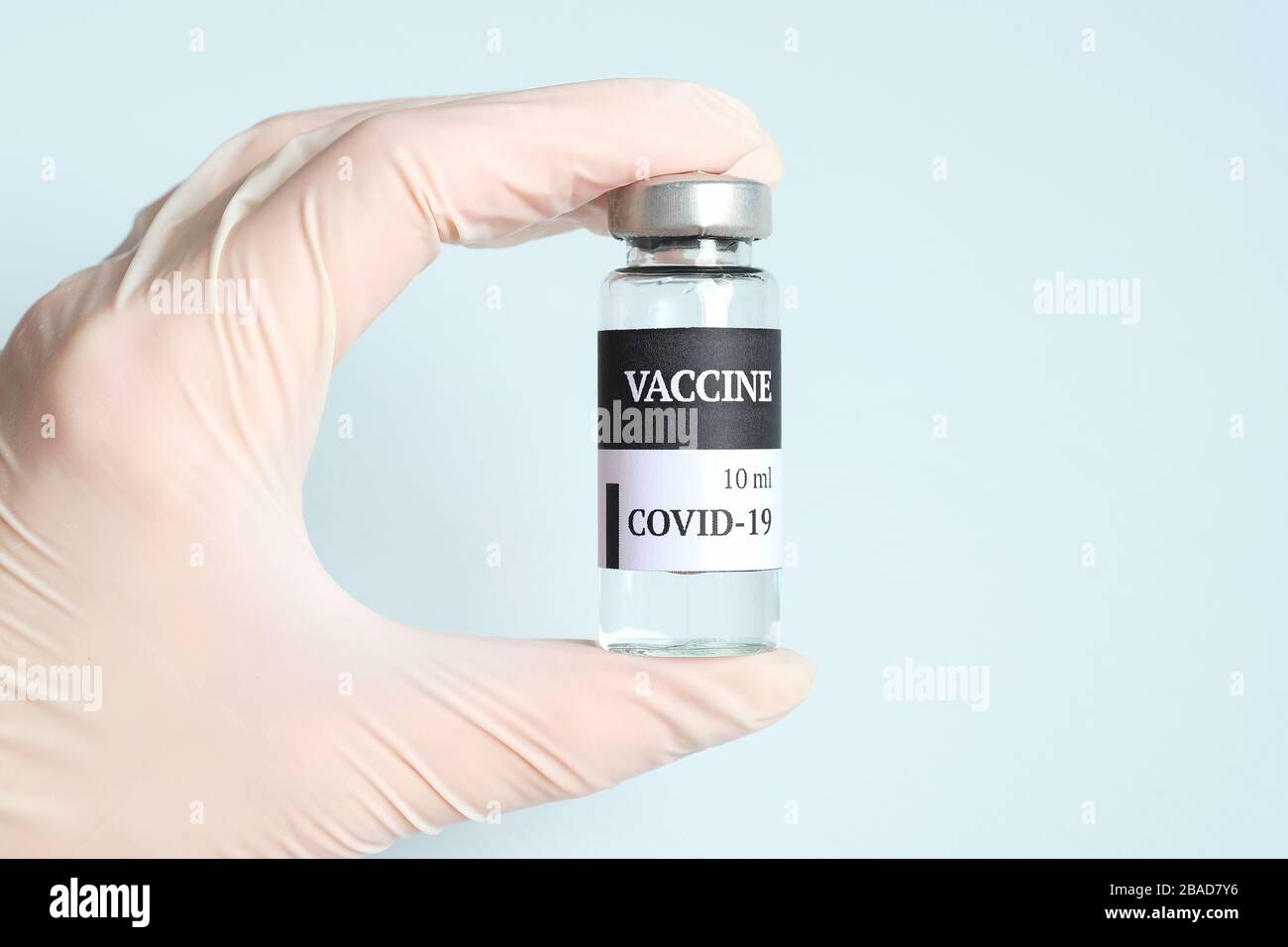 Poche de gants médicaux contenant le flacon de vaccin Coronavirus COVID-19, vue rapprochée Banque D'Images