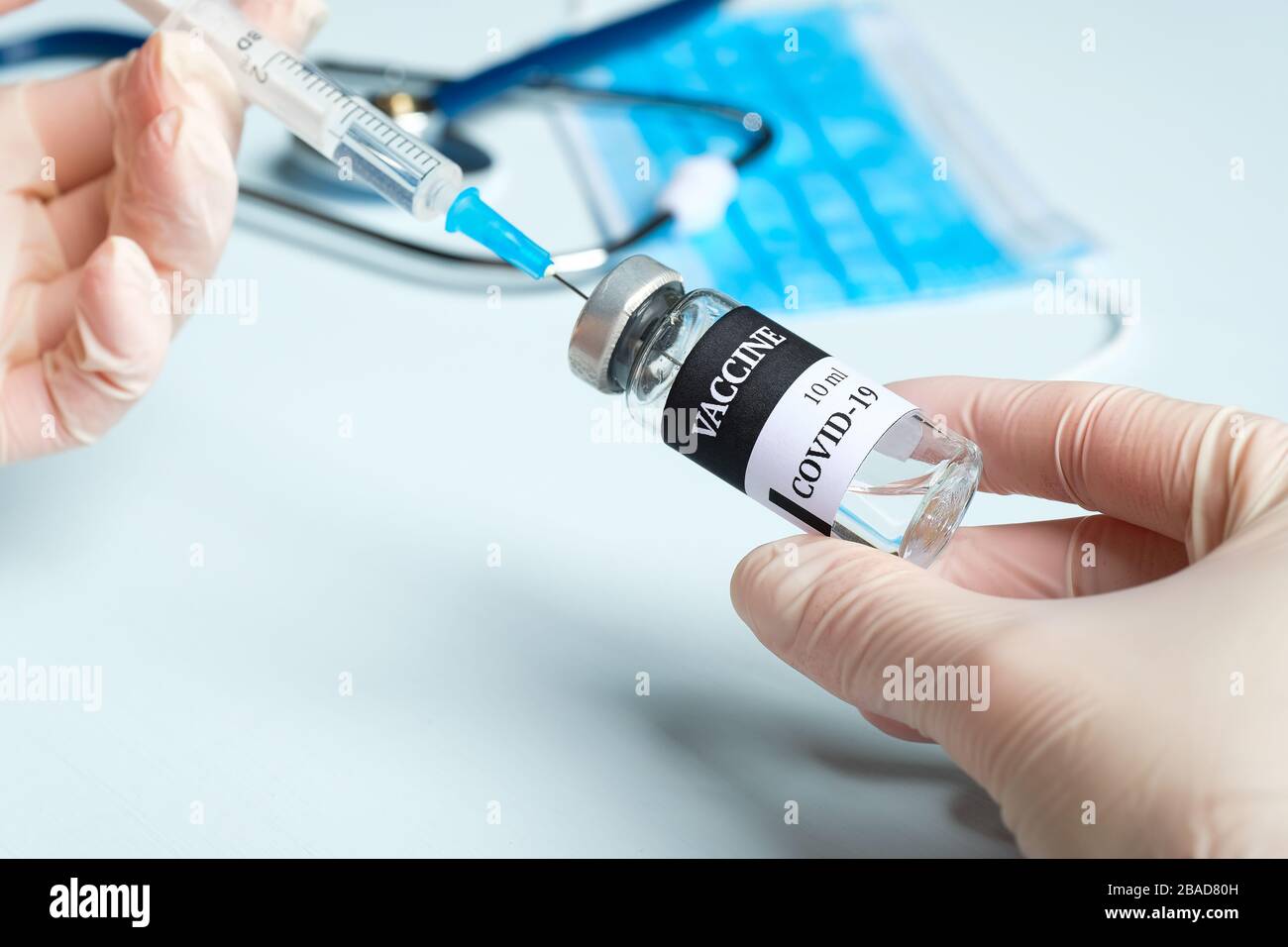 Flacon de vaccin COVID-19 pour coronavirus et seringue médicale dans les mains des infirmières, vue rapprochée Banque D'Images
