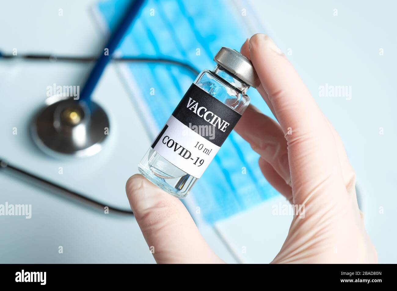 Flacon de vaccin COVID-19 pour coronavirus dans la main infirmière, vue rapprochée Banque D'Images