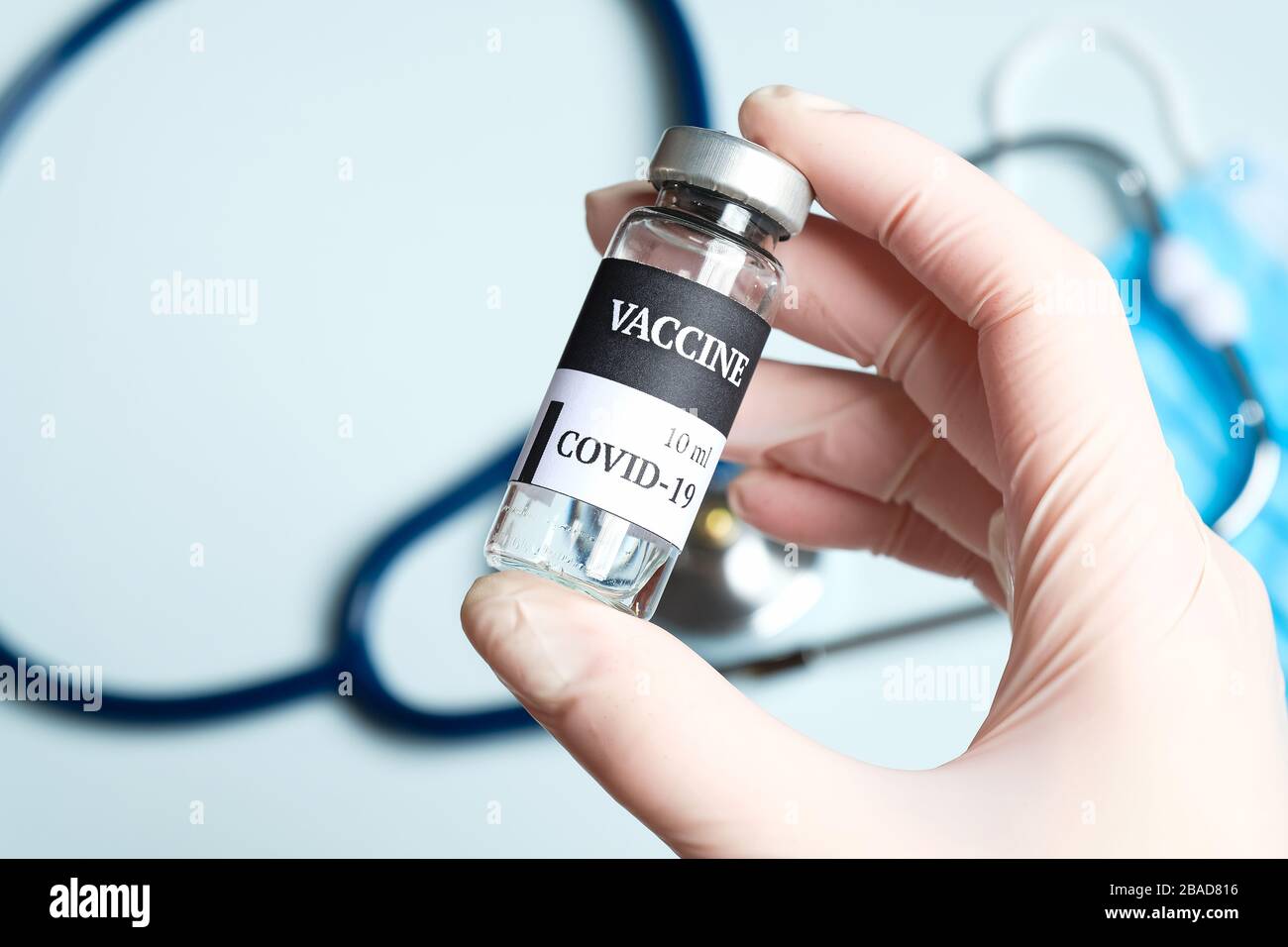 Infirmière tenant le flacon de vaccin Coronavirus COVID-19, vue rapprochée Banque D'Images