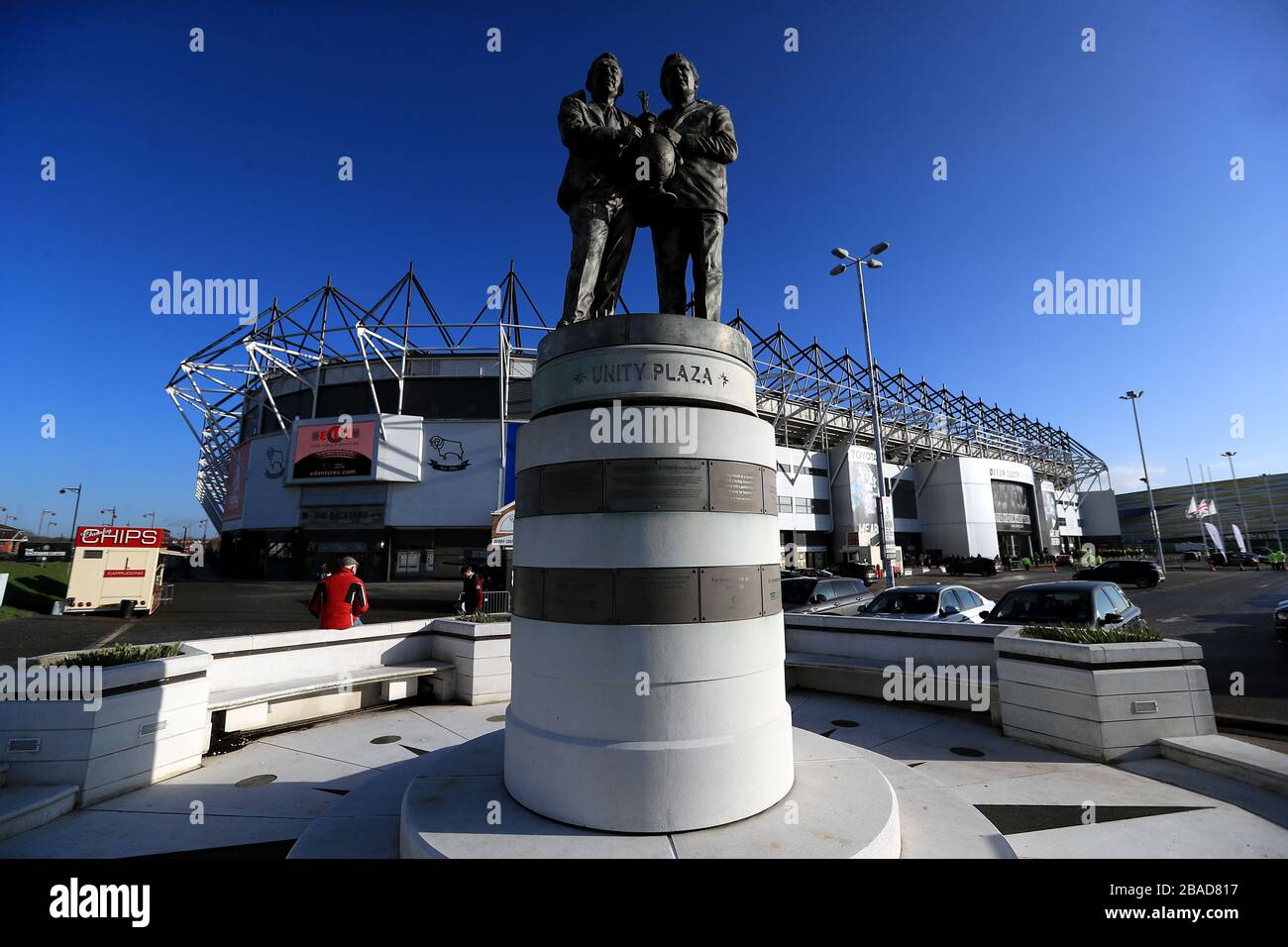 La statue de l'ancien directeur du comté de Derby Brian Clough et Peter Taylor est vue devant le stade avant le match Banque D'Images