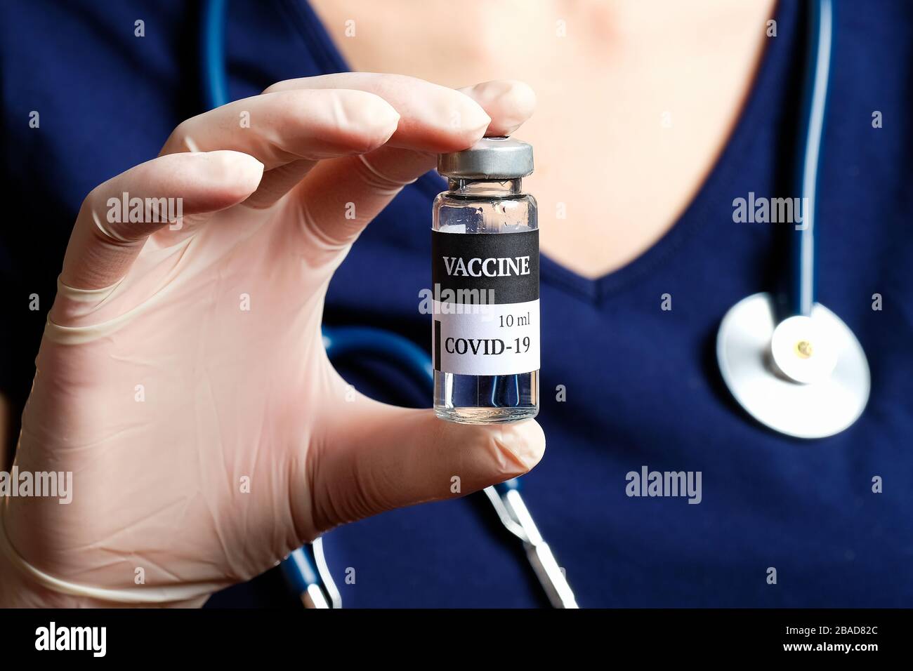 Infirmière tenant le flacon de vaccin Coronavirus COVID-19, vue rapprochée Banque D'Images