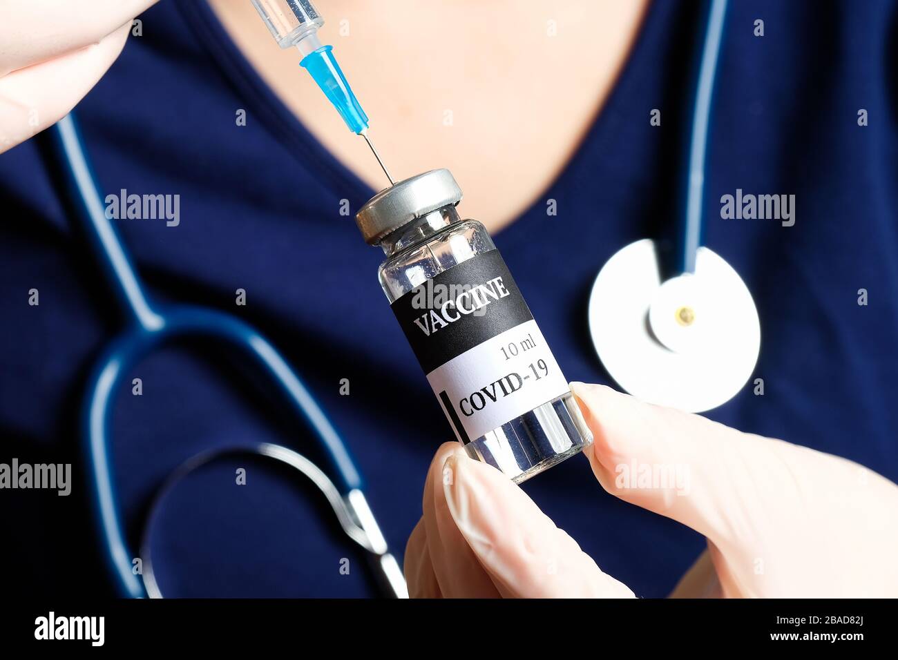 Infirmière tenant une seringue médicale avec un vaccin Coronavirus COVID-19, vue rapprochée Banque D'Images