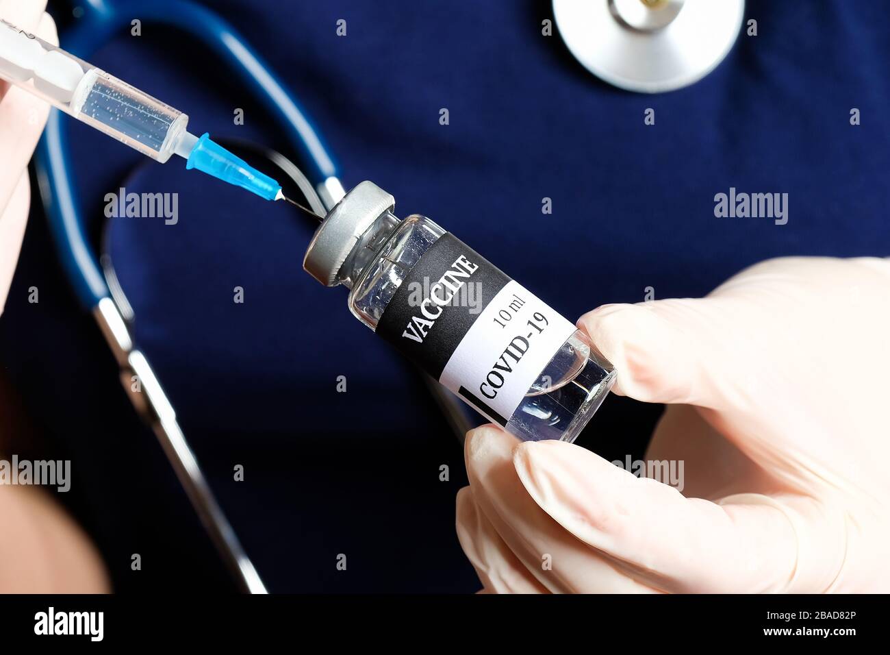 Flacon de vaccin COVID-19 pour coronavirus et seringue médicale dans les mains des infirmières, vue rapprochée Banque D'Images