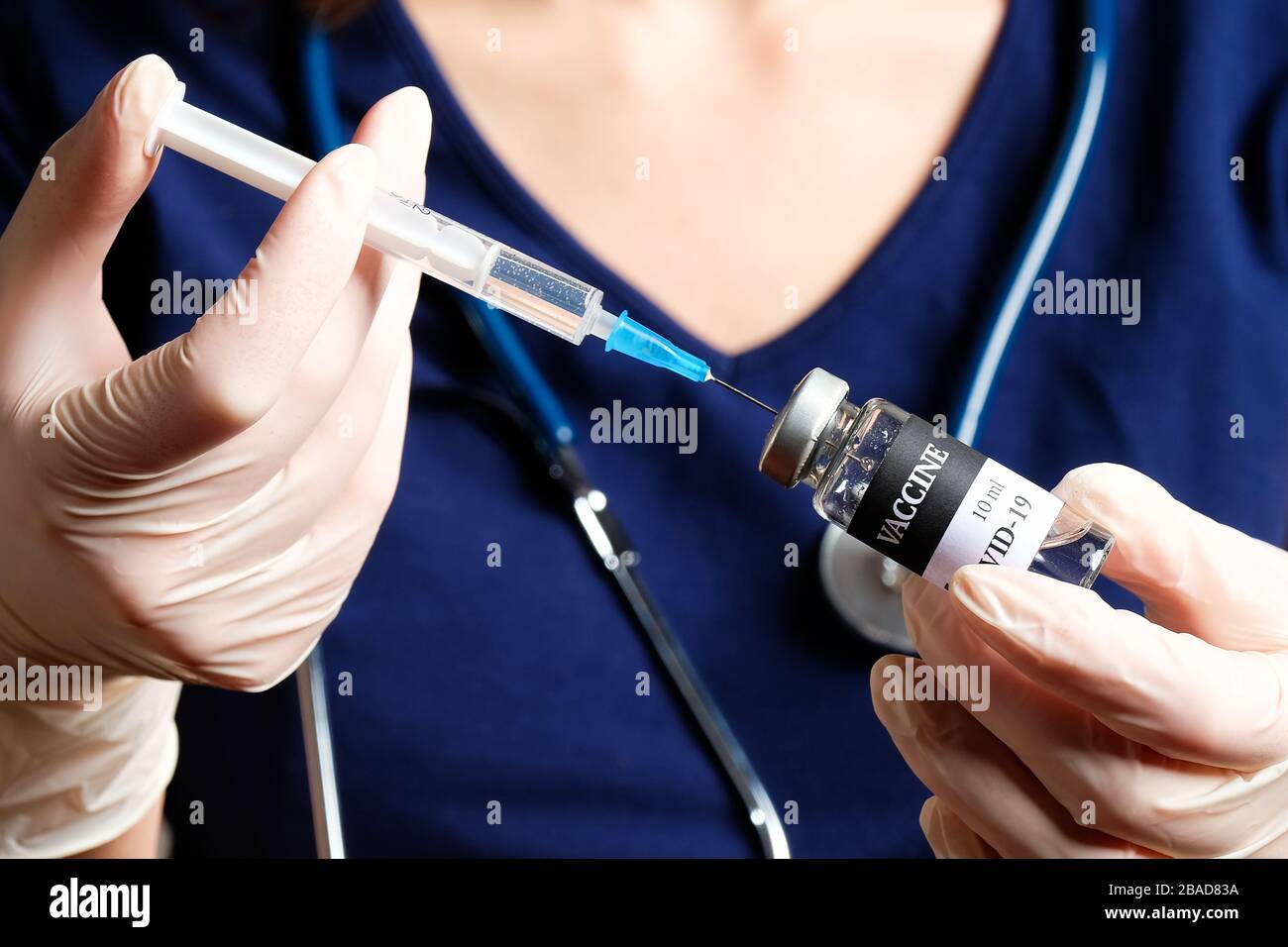 Mains d'infirmière tenant l'injection du vaccin Coronavirus COVID-19, vue rapprochée Banque D'Images