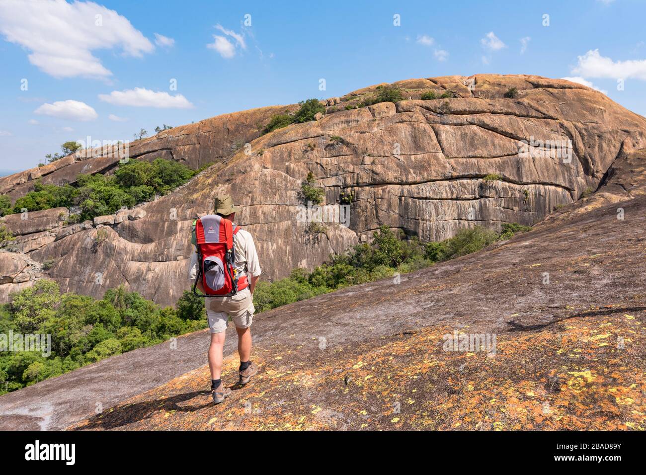 Un randonneur traverse le site du patrimoine mondial de l'UNESCO, le parc national de Matobo au Zimbabwe. Banque D'Images