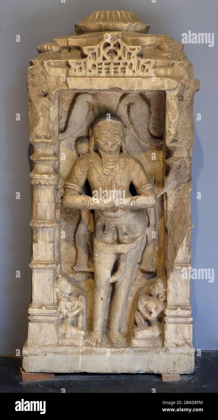 Statue de Jaina dévotée du XIIe siècle exposée au Musée du Prince de Galles, maintenant connu sous le nom de Musée Chhatrapati Shivaji Maharaj à Mumbai, en Inde Banque D'Images