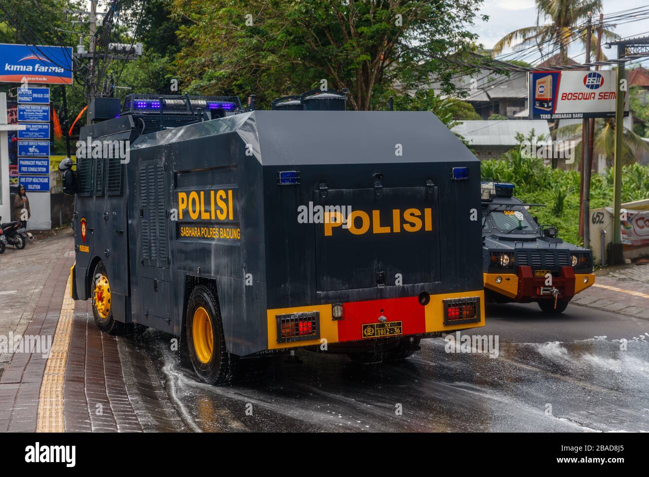 27 mars 2020. Camions d'unités de mobilisation de la police pour la pulvérisation de désinfectant à Canggu, zone touristique de Bali. Indonésie. Programme de protection contre les virus du gouvernement. Banque D'Images