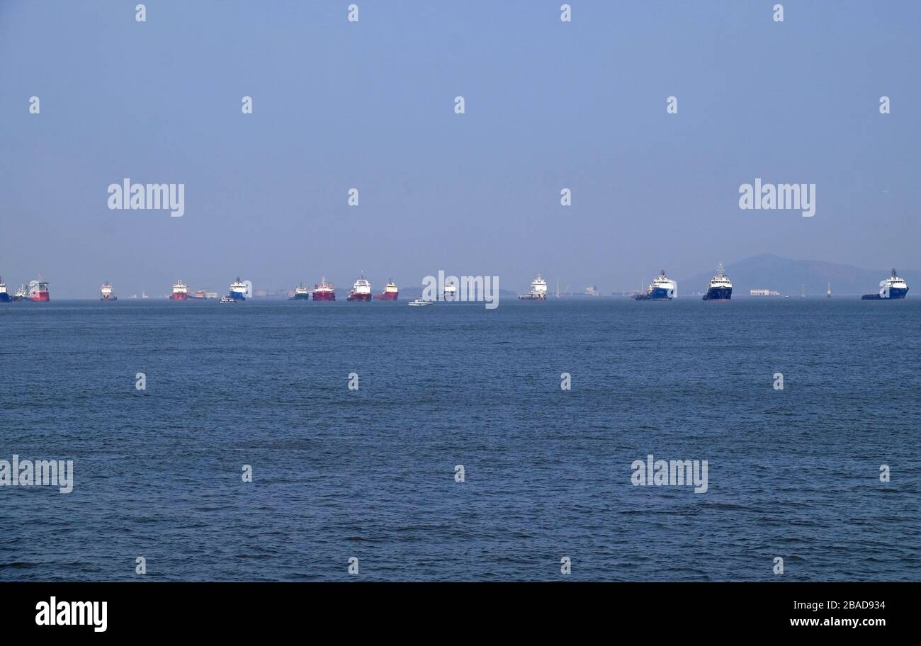 Navire commercial à l'ancre dans la mer d'Arabie en dehors de Mumbai, Inde Banque D'Images