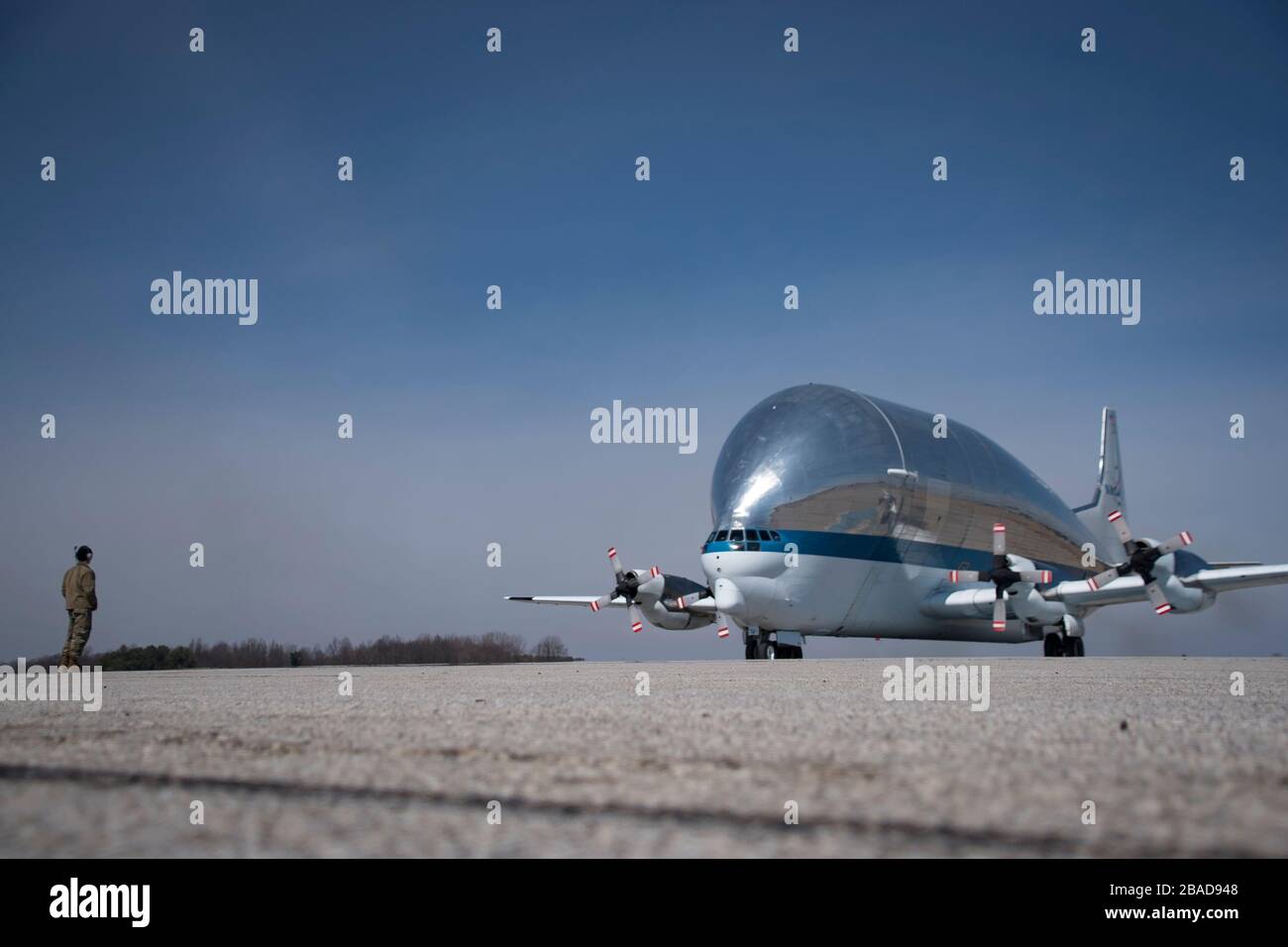 Le Super GuppY de la NASA arrive à la 179ème aile Airlift, Mansfield, Ohio, 22 mars 2020. La 179ème aile Airlift assiste la NASA Super GuppY dans le transport de pièces du projet espace Orion qui a récemment terminé les essais au Centre de recherche Glenn de Sandusky, Ohio. (ÉTATS-UNIS Photo de la Garde nationale aérienne par Tech. Sgt. Joe Harwood) Banque D'Images