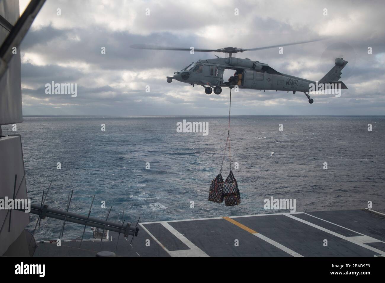 Un hélicoptère MH-60 SEA Hawk, attaché à l'Escadron de combat en mer (HSC) 9, fournit des fournitures à l'USS Gerald R. Ford (CVN 78) lors d'un réapprovisionnement vertical en mer avec l'USNS Joshua Humphreys (T-AO 188) le 24 mars 2020. Ford est en cours dans l'océan Atlantique en menant des qualifications de transporteur. (ÉTATS-UNIS Photo marine par Spécialiste Communication de masse 3ème classe Brett Walker) Banque D'Images