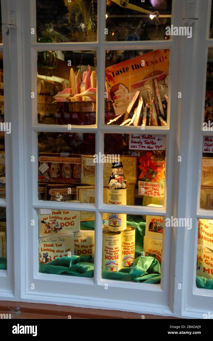 Une vitrine de magasins affichant des bonbons et des biscuits dans les Shambles est la plus ancienne rue pavée avec ses vieux bâtiments médiévaux de plusieurs siècles Banque D'Images