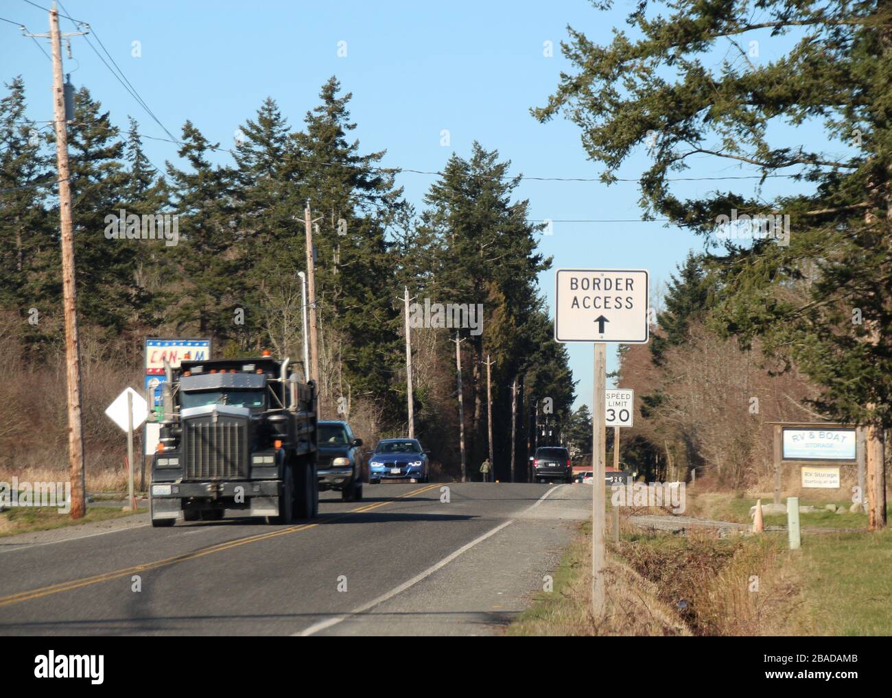 Point Roberts, Canada. 18 février 2020. La route de point Roberts. Avec le "compromis Oregon", le 49ème parallèle est devenu la frontière en Amérique du Nord en 1846. Cependant, une péninsule au large de Vancouver se trouve au sud de celle-ci - et point Roberts est encore une enclave américaine bizarre au Canada, avec de l'essence bon marché, des hamburgers et des secrets. (À dpa 'Welcome to Little America': Point Roberts as a part of USA in Canada') crédit: Christina Horsten/dpa/Alay Live News Banque D'Images