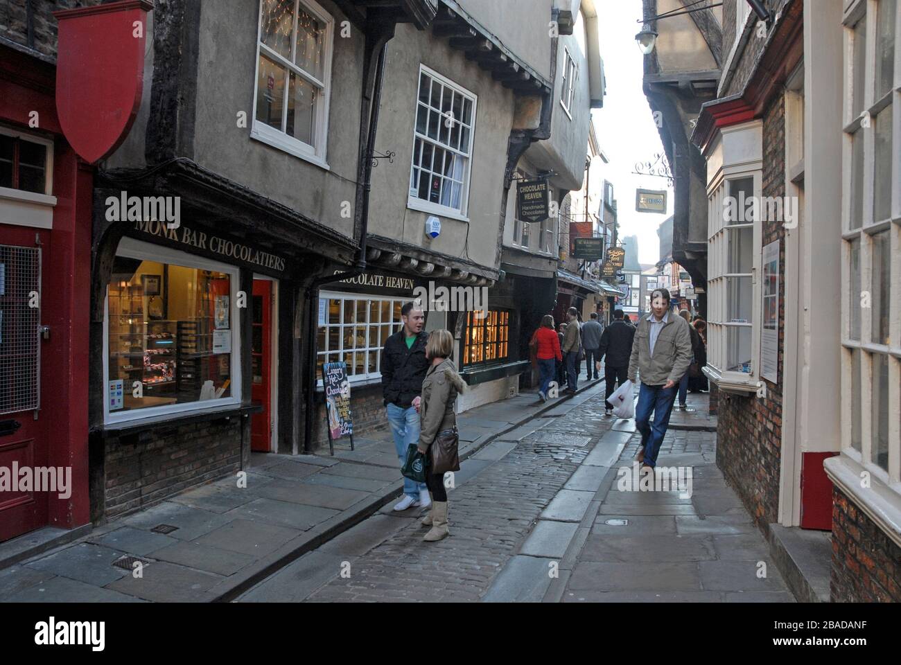 Le Shambles est la plus ancienne rue pavée avec ses vieux bâtiments médiévaux de plusieurs siècles, certains du XIVe siècle, dans la ville d'Yor Banque D'Images