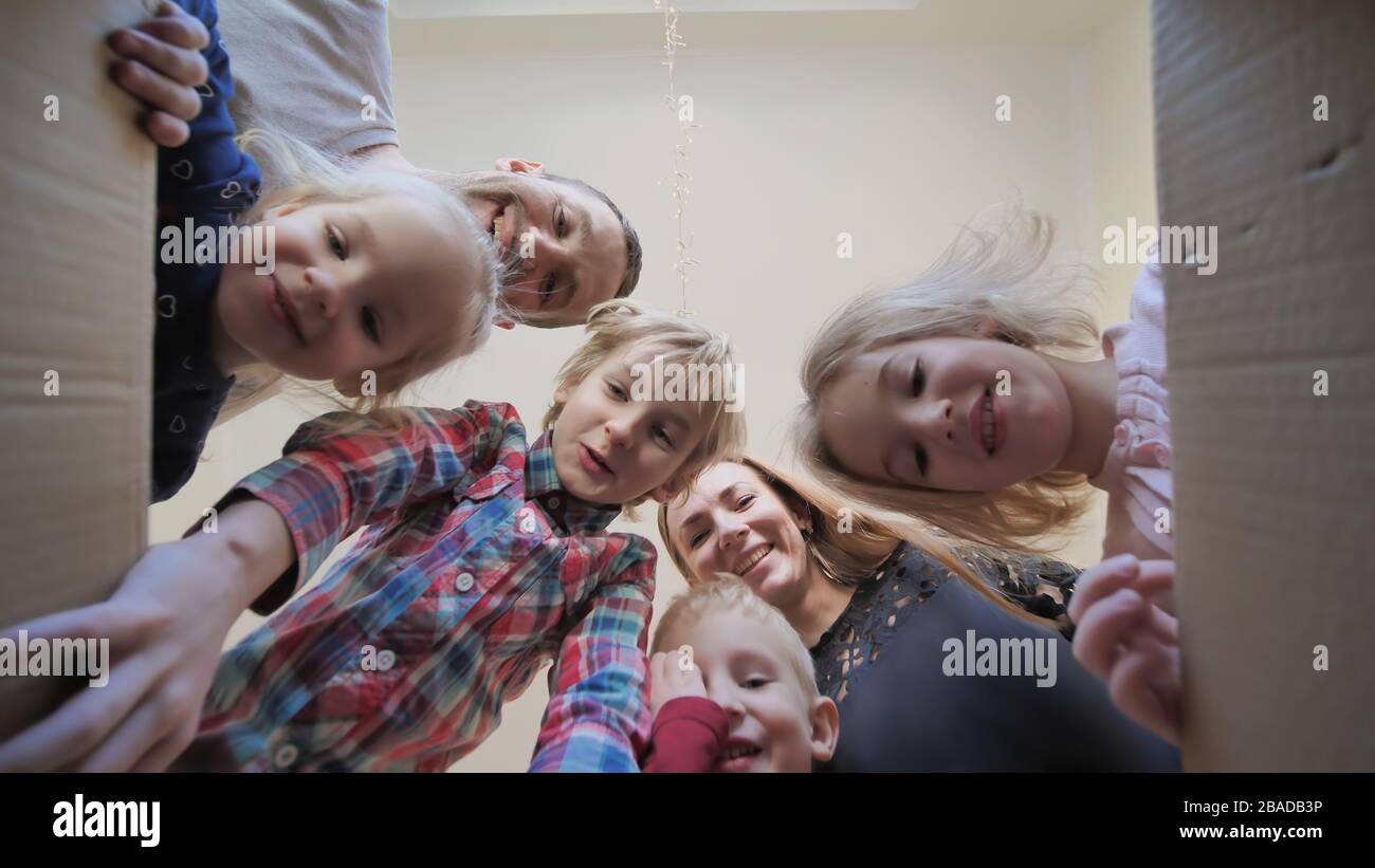 Une grande famille ouvre la boîte dans leur maison. Banque D'Images