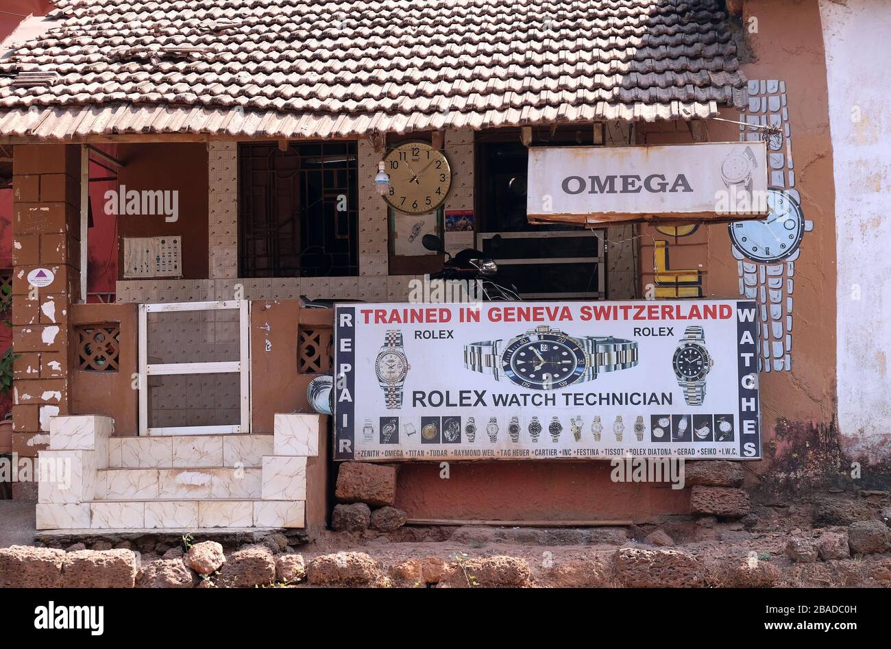 Un magasin de réparation de montres et d'horloges à Candolim, Goa, Inde Banque D'Images