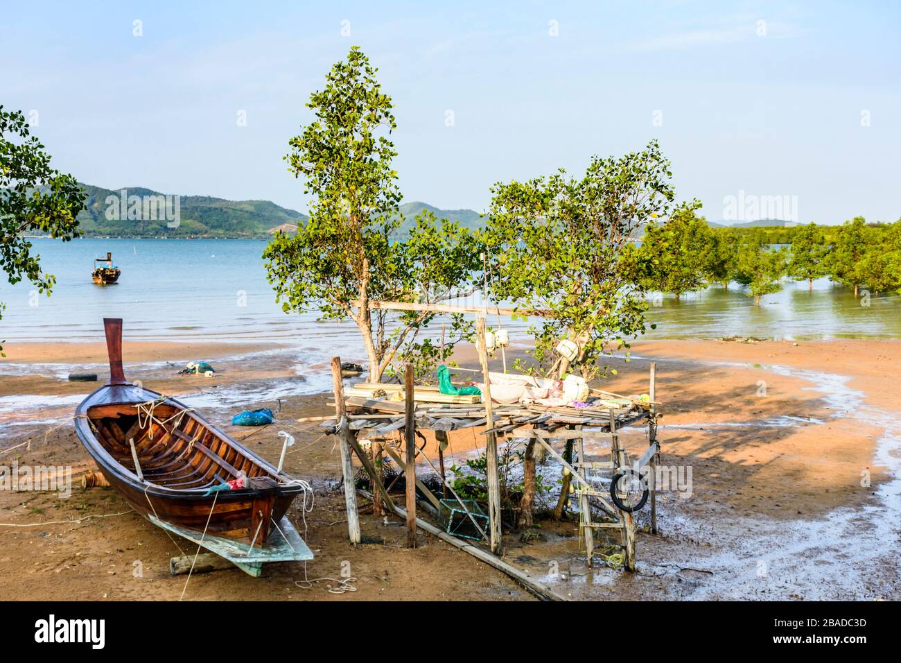 Bateaux à queue longue à marée basse sur l'île de Ko Yao Noi près de Phuket dans le sud de la Thaïlande Banque D'Images