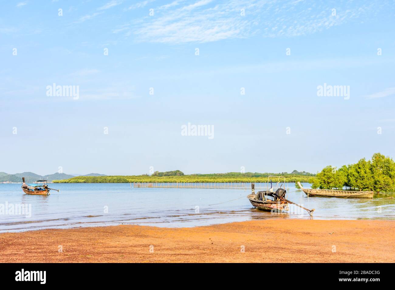 Bateaux à queue longue à marée basse sur l'île de Ko Yao Noi près de Phuket dans le sud de la Thaïlande Banque D'Images